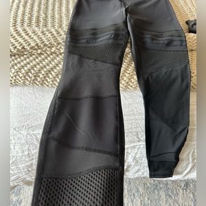 Lululemon black luxtreme mesh 28” leggings. Size 6